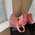 Borsa a tracolla casual a quadretti rossi e bianchi con simpatico ciondolo a stella. - Con Ciondolo / Rosa