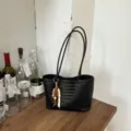 Μαύρη πλεχτή τσάντα tote λεπτομέρεια με λουρί ώμου, σχέδιο καλαθιού και διακοσμητικό κρεμαστό. - Μαύρο Με Μενταγιόν