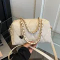 Sac bandouliere matelasse blanc avec chaine dore et pendentif coeur, sac chic pour femme. - Blanc Cassé