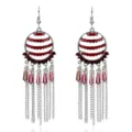 Vista detallada de pendientes vintage de metal plateado con esmalte rojo y cadenas colgantes. - Plata Antigua-Rojo