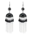 Vista detallada de pendientes de flecos metálicos estilo bohemio con colgante de mal de ojo. - Plata Vintage - Negro
