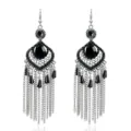 Primer plano de pendientes vintage plateados con cuentas negras y largas cadenas colgantes. - Plata Vintage - Negro
