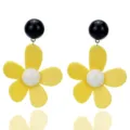 Vista detallada de pendientes de acrílico amarillo con perno de bola negra y perla blanca. - Amarillo