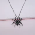 Collar con colgante de araña gótico vista detallada en primer plano, estilo de Halloween. - Collar