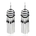 Detalle de los pendientes colgantes retro de metal con patrón en blanco y negro y cadenas. - Plata Vintage - Negro
