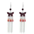 Gedetailleerd shot van oorbellen met strass vlinder en metalen kwast in zilver en rood. - Rode Strass Vlinder Stijl (EA129) / Antiek Zilver-Rood