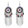 Vista detallada de pendientes de borla de metal estilo bohemio con pedrería y cadenas. - Plata Antigua Colorida