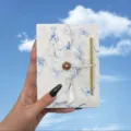 Cuaderno nepalí hecho a mano con cubierta de papel de nube azul, botón vintage y detalle metal. - Estilo seda azul