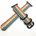 Primo piano dettagliato del cinturino per orologio in nylon arcobaleno con connettori neri. - 42/44/45/46/49MM / Multicolore