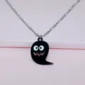 Gedetailleerd overzicht van de zwarte spook hanger ketting voor Halloween feestjes. - Ketting Zonder Oorbellen