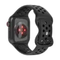 Nahaufnahme des schwarzen Silikon Sportarmbands mit atmungsaktiven Perforationen und Smartwatch. - Schwarz