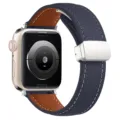 Cinturino in pelle per Apple Watch con fibbia pieghevole magnetica, design litchi blu. - 42/44/45/49mm / Blu notte con fibbia argento