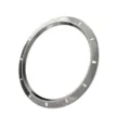 Gedetailleerd overzicht van de zilveren metalen horlogebezel beschermring met inkepingen. - Samsung Ultra / Titaniumwit