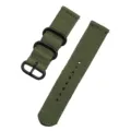 Vista dettagliata del cinturino per orologio in nylon verde militare con minuteria metallica nera. - Verde