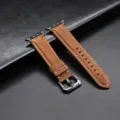 Gedetailleerd uitzicht van bruine lederen horlogeband compatibel met apple watch zwarte gesp. - Bruine band met zwarte gesp