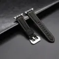 Detailopname van zwarte lederen horlogeband met fijne stiksels en stevige metalen gesp. - 38/40/41mm / Zilveren Gesp Zwarte Riem