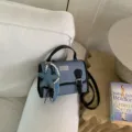 Λεπτομερής όψη τσάντας denim με κρεμαστό αστέρι και πέρλα και μαύρο τελείωμα. - Μαύρο Με Μενταγιόν