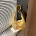 Borsa a tracolla hobo gialla, pratica borsa dumpling casual con ciondolo a stella e stampa. - Giallo