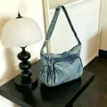 Λεπτομέρεια τσάντας ώμου από denim, casual χιαστί τσάντα για καθημερινή σχολική χρήση. - Denim Μπλε