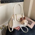 Elegante borsa a tracolla bianca con delizioso ciondolo a orsetto, borsa crossbody da donna. - Bianco con ciondolo