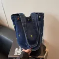 Sac seau en denim avec broderie de tulipes, sac à bandoulière polyvalent pour le quotidien. - Bleu foncé