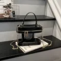 Bolso de mano rígido transparente de acrílico con detalles de cuero negro y cadena dorada. - Con Colgante de Encaje / Negro