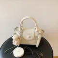 Chic sac à bandoulière en cuir texturé blanc cassé avec adorable charm ours pour les femmes. - Avec Pendentif / Blanc Cassé