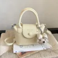Sac seau bandoulière poignée supérieure jaune pâle chic avec charmant pendentif chiot peluche. - Avec Pendentif / Jaune