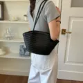 Schwarze gewebte Leder-Umhängetasche für Damen, stilvolle Tasche für den täglichen Weg. - Schwarz