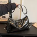 Sac à bandoulière noir brillant pour femme, style rétro en cuir PU sac oreiller quotidien. - Noir