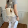 Sommer geflochtene Tasche Damen Mode koreanische Tote Bag große Kapazität Schulter Eimer Tasche - Weiß mit Anhänger