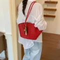 Rote geflochtene Umhängetasche für Damen, stilvolle Shopper Tasche mit Perlenanhänger. - Rot mit Anhänger