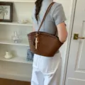 Braune gewebte Umhängetasche für Damen, stilvolle große Shopper Tasche für den Alltag. - Braun mit Anhänger