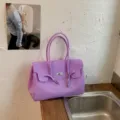 Μωβ τσάντα ώμου για γυναίκες, κομψή τσάντα tote μόδας με κλειδαριά για καθημερινή χρήση. - Μωβ