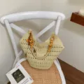 Detailaufnahme einer stilvollen gelben Schultertasche mit Holzperlen und Lochmuster. - Mit Anhänger / Gelb