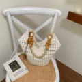 Schicke, geflochtene Schulter-Tragetasche mit stilvollen Holzperlengriffen für den Sommer. - Mit Anhänger / Weiß