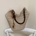 Sommer Ajour Beige Beutel Tasche Damen, stilvolle Pendler Umhängetasche mit Holzperlen Griff. - Mit Anhänger / Khaki