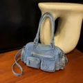 Modische Jeans Umhängetasche für Damen, lässige Y2K Handtasche mit mehreren Fächern. - Hellblau