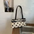 Sac à épaule chic à pois pour femme, élégant sac oreiller de trajet avec serrure métallique. - Blanc