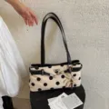 Sac épaule chic en toile à pois avec lanières en cuir élégantes et fermoir tendance. - Avec Pendentif / Blanc