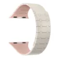 Gros plan détaillé du bracelet de montre magnétique en silicone bicolore aux maillons souples. - 42/44/45/46/49MM / Rose Starlight