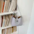 Detailaufnahme hellvioletter Leder-Schultertasche, minimalistisches Design mit Metallverschluss. - Reguläre Passform / Lila