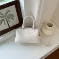 Detailansicht der schicken weißen Handtasche mit klaren Linien für den täglichen Look. - Ohne Anhänger / Weiß