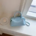 Hellblaue Schultertasche Detailansicht, minimalistisches Design für Damen im Alltag. - Ohne Anhänger / Blau