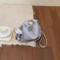 Minimalistische Umhängetasche mit Kette und süßem Bärenanhänger hochwertiges Design - Lila