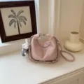 Rosa Leder Umhängetasche, schickes Beutel-Design mit Kettengriff und süßem Plüschhasen-Anhänger. - Rosa Mit Anhänger