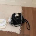 Schwarze lässige Schultertasche für Damen, stylisches dickes Kettendesign mit Anhänger. - Schwarz