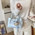Bolso de cubo simple diseño de nicho para mujer bandolera hombro alta textura moda primavera - Azul Con Colgante
