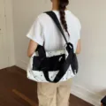 Bolso bandolera de nylon informal de gran capacidad para mujer, elegante diseño de estrellas y cremallera. - Negro