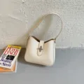 Minimalistische einfarbige PU Leder Schulter Hobo Tasche mit Metallverschluss für Damen. - Reguläre Passform / Gebrochenes Weiß